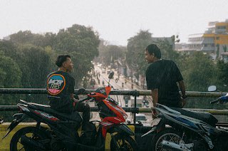 EatYourOwnEars's tweet photo. Watch fantastic new video for BLOODMOON’s 

‘As Time Goes By’

🎥 https://t.co/qFym18tzWh

Directed by @debysucha

Documenting the drag racing scooter subculture of Jakarta that was such a powerful childhood memory for Dougy. 

🔊 ‘Giving Up Air’ EP 

https://t.co/wyrpwvKLKw https://t.co/X5nVOJORyL