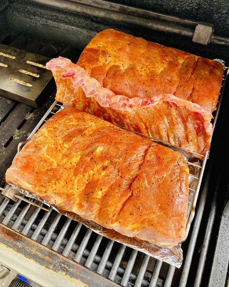 lucky_Steve's tweet photo. Heute Abend gibt’s Rippchen 3-2-1 Style. St. Louis cut und ein Strang “normal”. 🔥🍖 https://t.co/aQ5ve92PZy