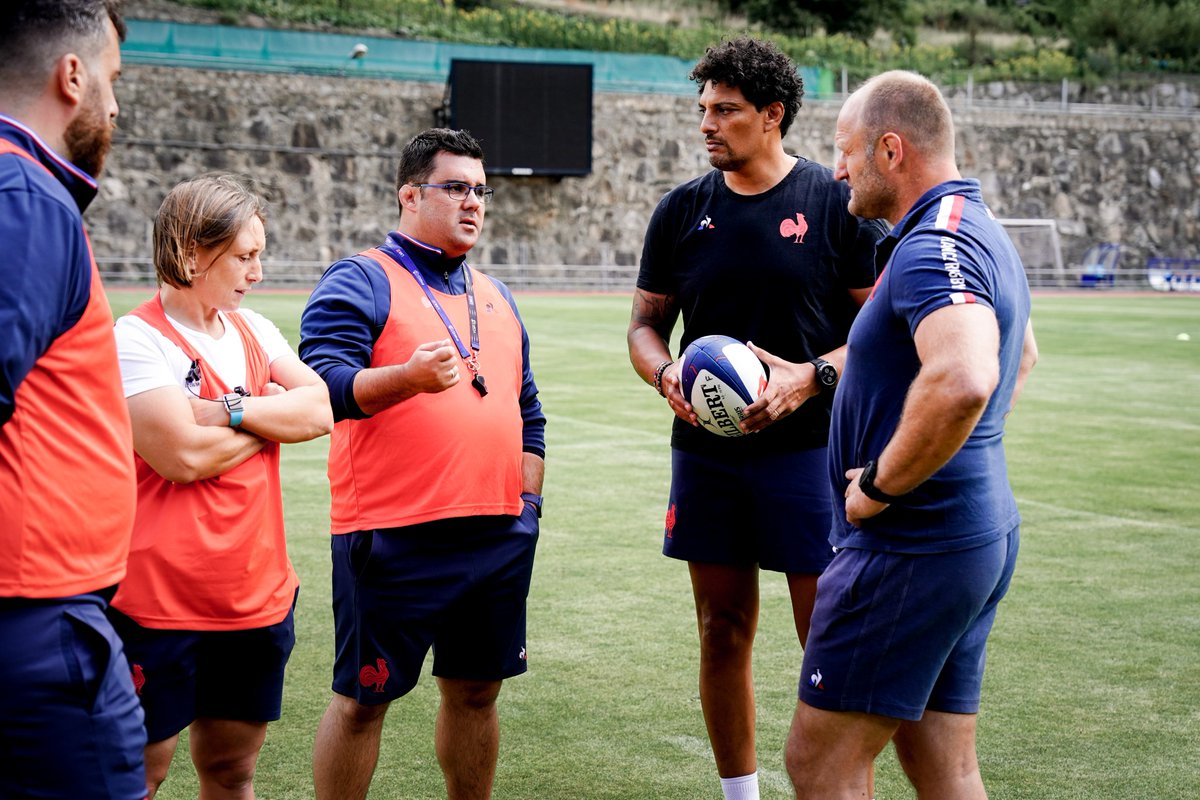 Bienvenue avec les Bleues 😁👋 <a href="/WilliamServat/">William Servat</a> &amp; <a href="/KGhezal32/">Ghezal Karim</a> #XVdeFrance