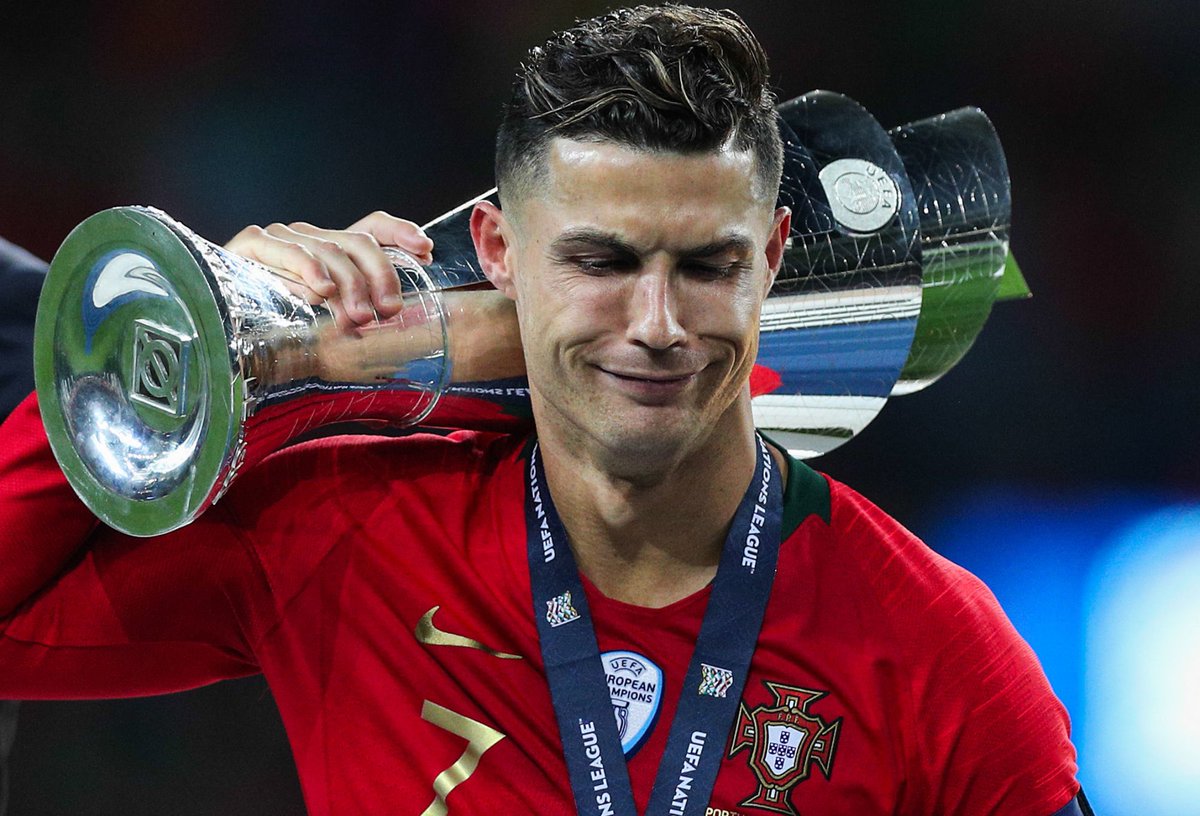 ActuFoot_'s tweet photo. Il y a 19 ans jour pour jour, Cristiano Ronaldo faisait ses débuts avec le Portugal. 🇵🇹

Depuis :
🏆 Euro
🏆 Ligue des Nations
🌟 Meilleur buteur de l’Histoire avec une sélection https://t.co/rKTCaVPcJO