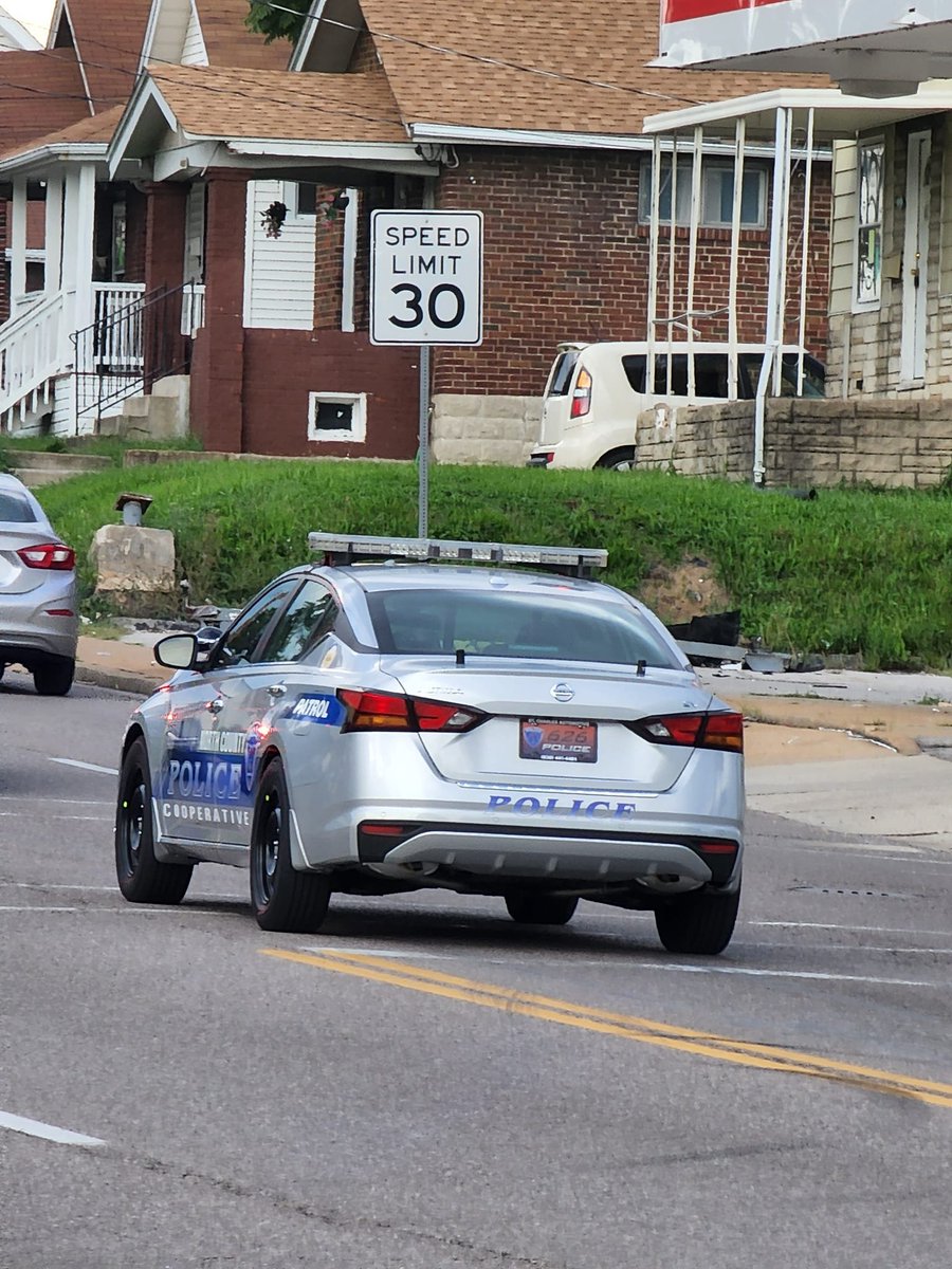 FastMan85's tweet photo. I know back in the day, cars like the OG #FordTaurus and later, the #DodgeIntrepid got police/SSP pkgs, but slapping one on a #NissanAltima of all things seems like a total "WTF?" move
(spied these pics on Facebook) https://t.co/BjOiUvP9rp
