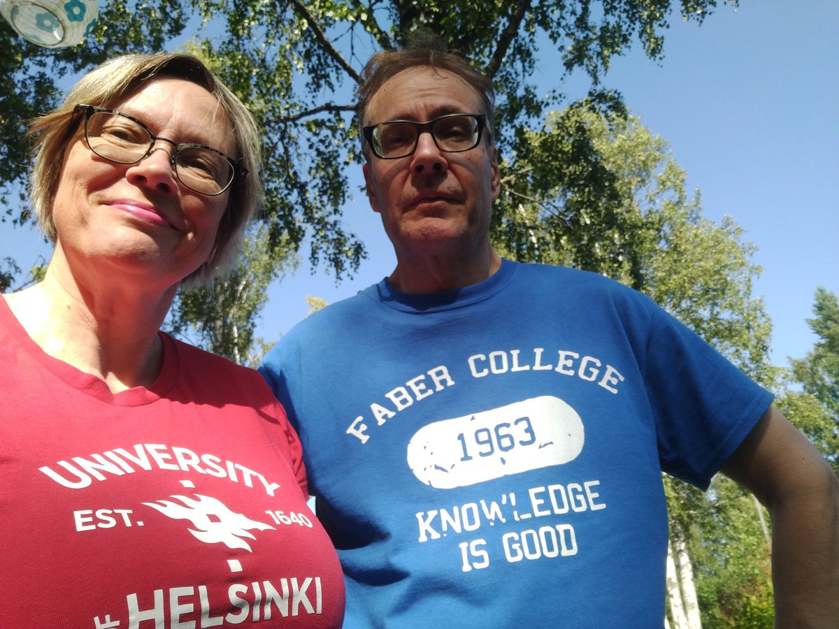 OlssoninPia's tweet photo. Meillä kaikilla on oma alma materimme... Tänään päätimme tunnustaa väriä. #maailmanparhaaksi vs. #knowledgeisgood https://t.co/NWBADmPYHy