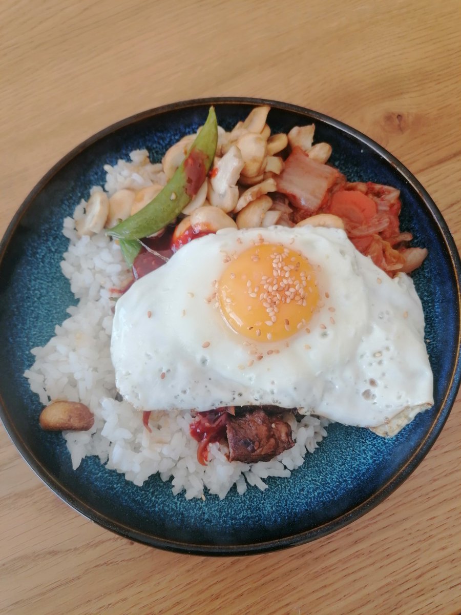 KateListonIRL's tweet photo. Managed to find all the basic ingredients for @marionskitchen Bimimbap, bar a few substitutes on the veggies it tasted pretty authentic. Used delicious kimchi from @mygoodnessfood 👌 https://t.co/y3h0us5BHF