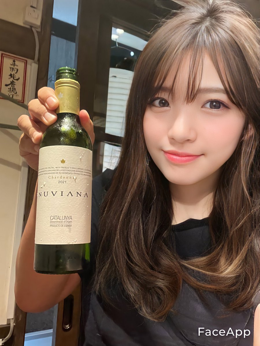 NOpvWRHUVADmOI8's tweet photo. ハーフボトルが異常に小さく見えるね
#顔が大きい
#INK48 https://t.co/dnmp76xBav