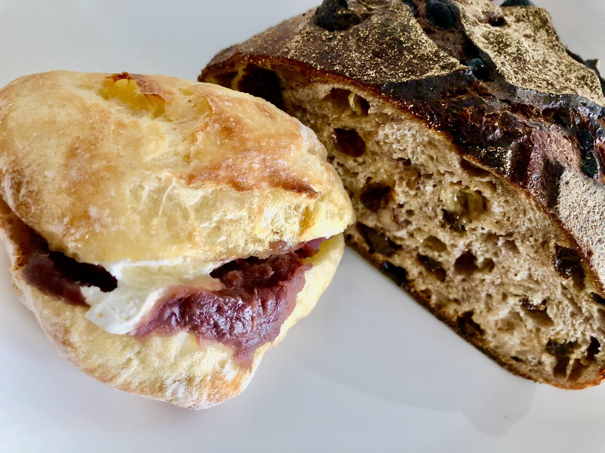 近所に美味しいパン屋さん見つけた🥖正確には知り合いに教えてもらった❤️今日はアンコとクリームチーズ・くるみとレーズンの2種類。とっても美味でした🥰また行こっ！