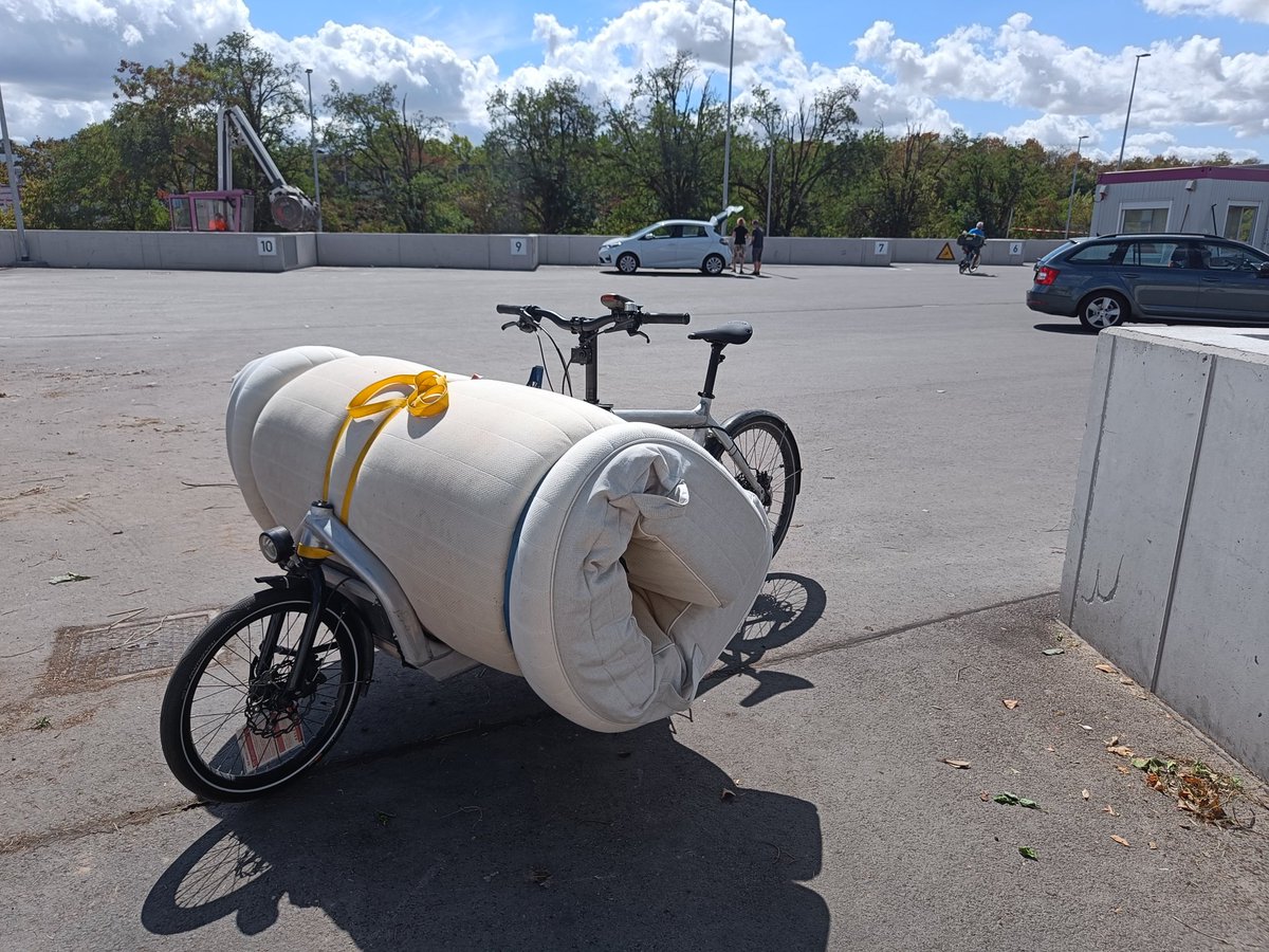 Who put Cycling in Recyclinghof? #AufsAutoAngewiesen
#CarryShitOlympics 
#Lastenrad