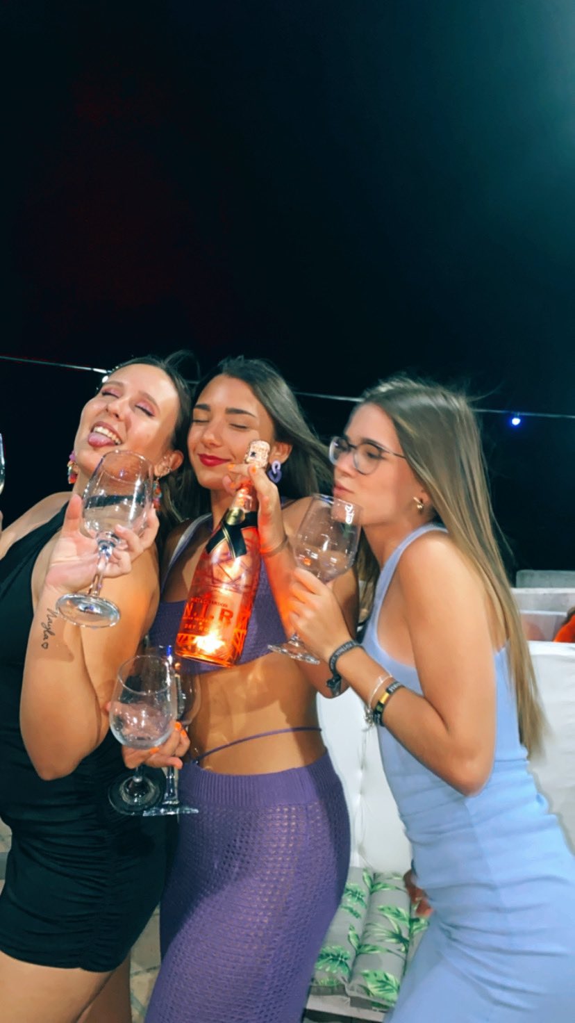 Andrea on Twitter: "Les 🫶🏼 mucho🥺 https://t.co/ccb23mU4ul" / Twitter