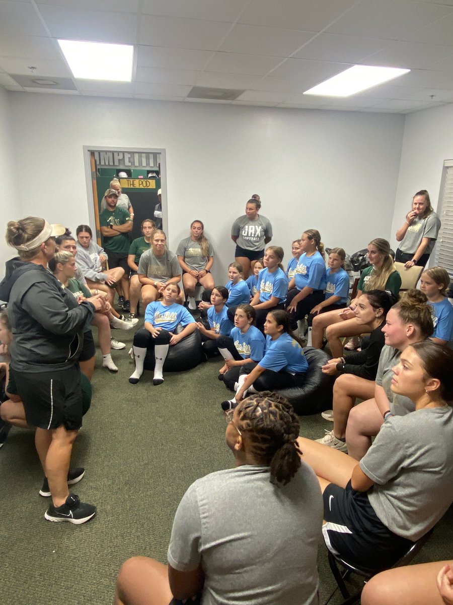 Jax_SB had a blast spending one-on-one time with their little phins!! The dolphins presented the history of   Title IX and the pioneers who paved the way for for female sports today! They shared what Title IX means to them!  #PhinsUp#Together 💚💚