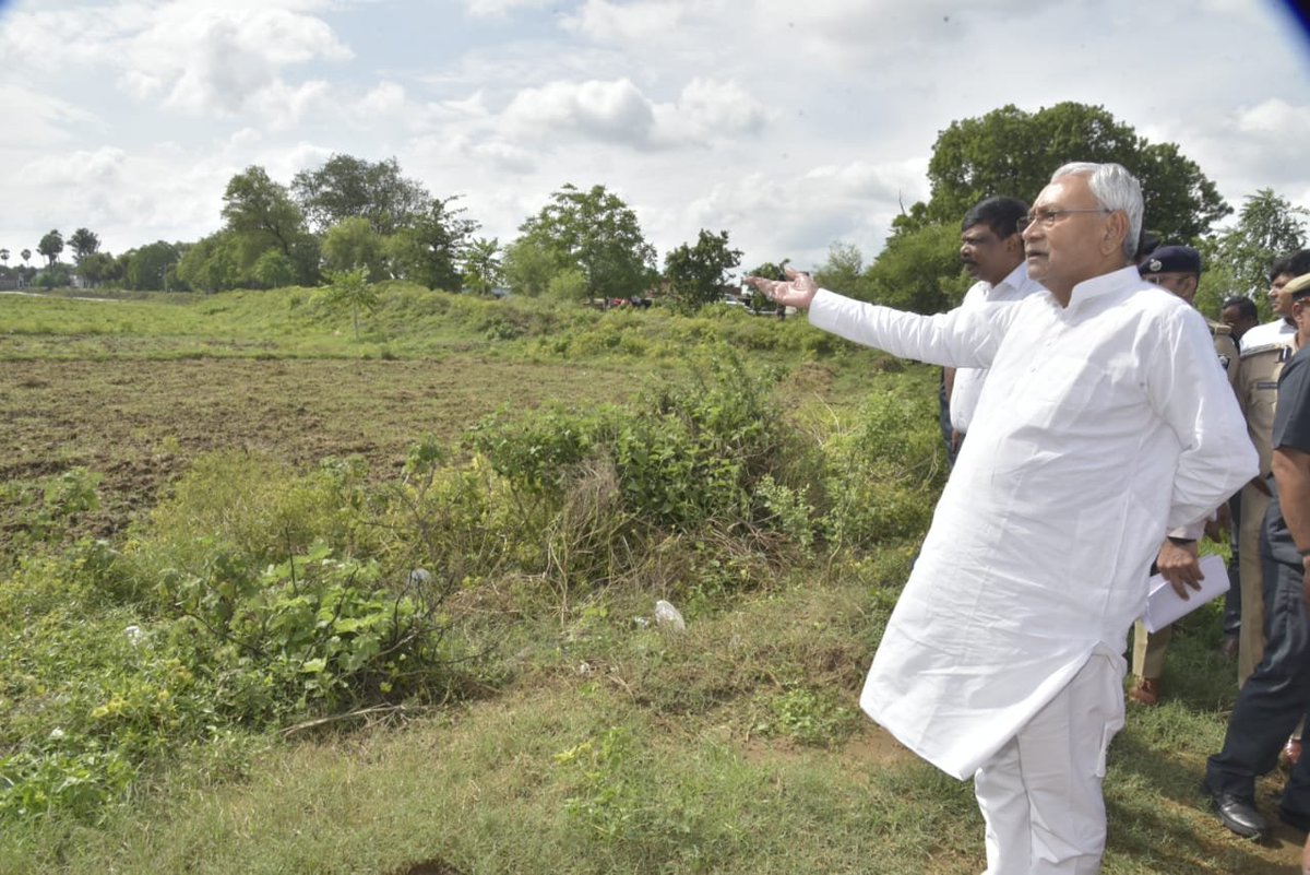 ANI's tweet photo. Bihar CM Nitish Kumar visited areas facing drought situation in Nalanda, Sheikhpura, Jamui and Lakhisarai districts and gave necessary instructions to officials: CMO https://t.co/xvtmrsaxZk