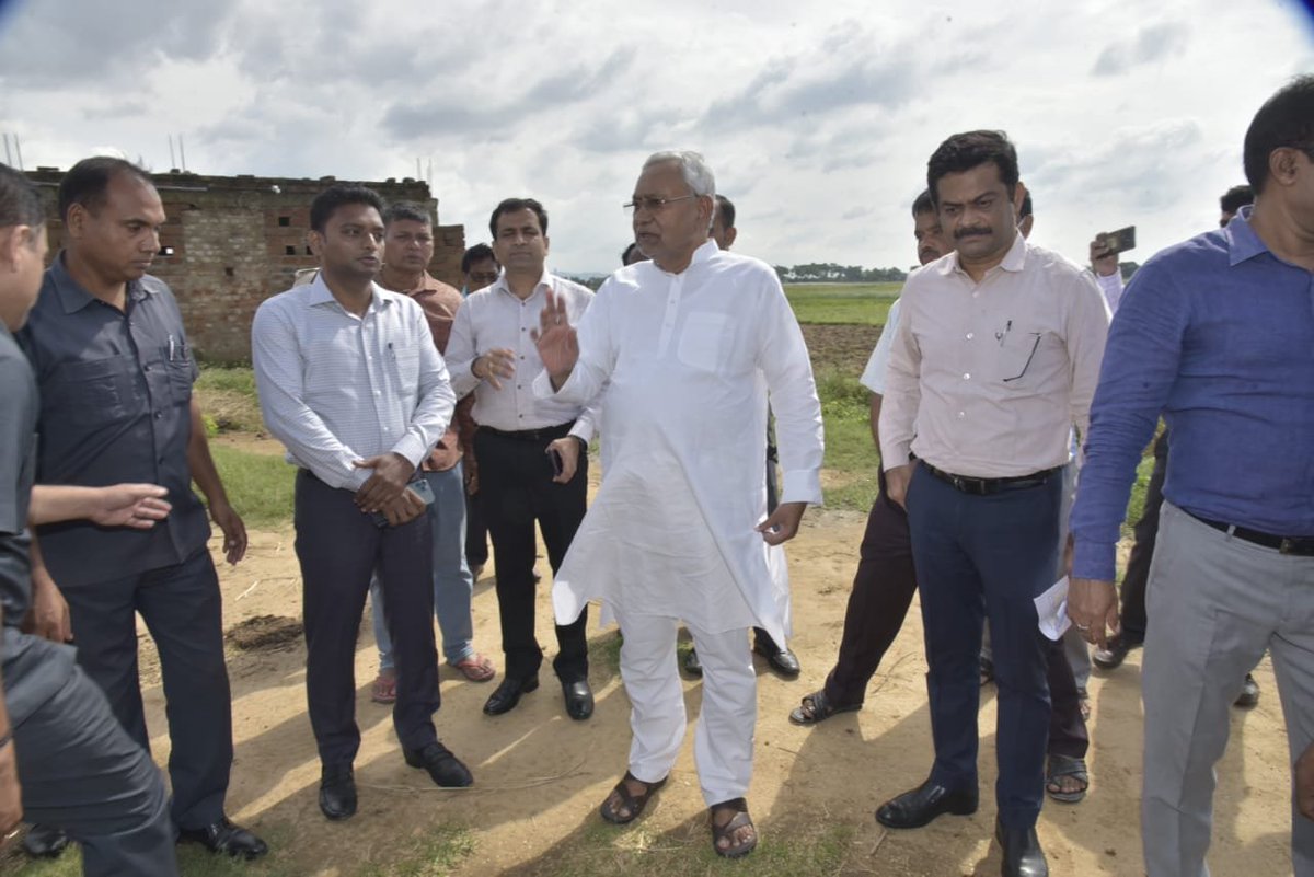 ANI's tweet photo. Bihar CM Nitish Kumar visited areas facing drought situation in Nalanda, Sheikhpura, Jamui and Lakhisarai districts and gave necessary instructions to officials: CMO https://t.co/xvtmrsaxZk