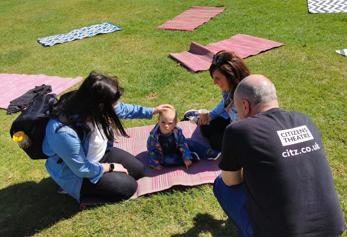 citizenstheatre's tweet image. Head down to Glasgow green now as we fill the sky with Kites to #RememberAfghanistan 

We have music, badge making, poetry and sunshine ☀️ here until 3.30pm.
citz.co.uk/whatson/info/f…