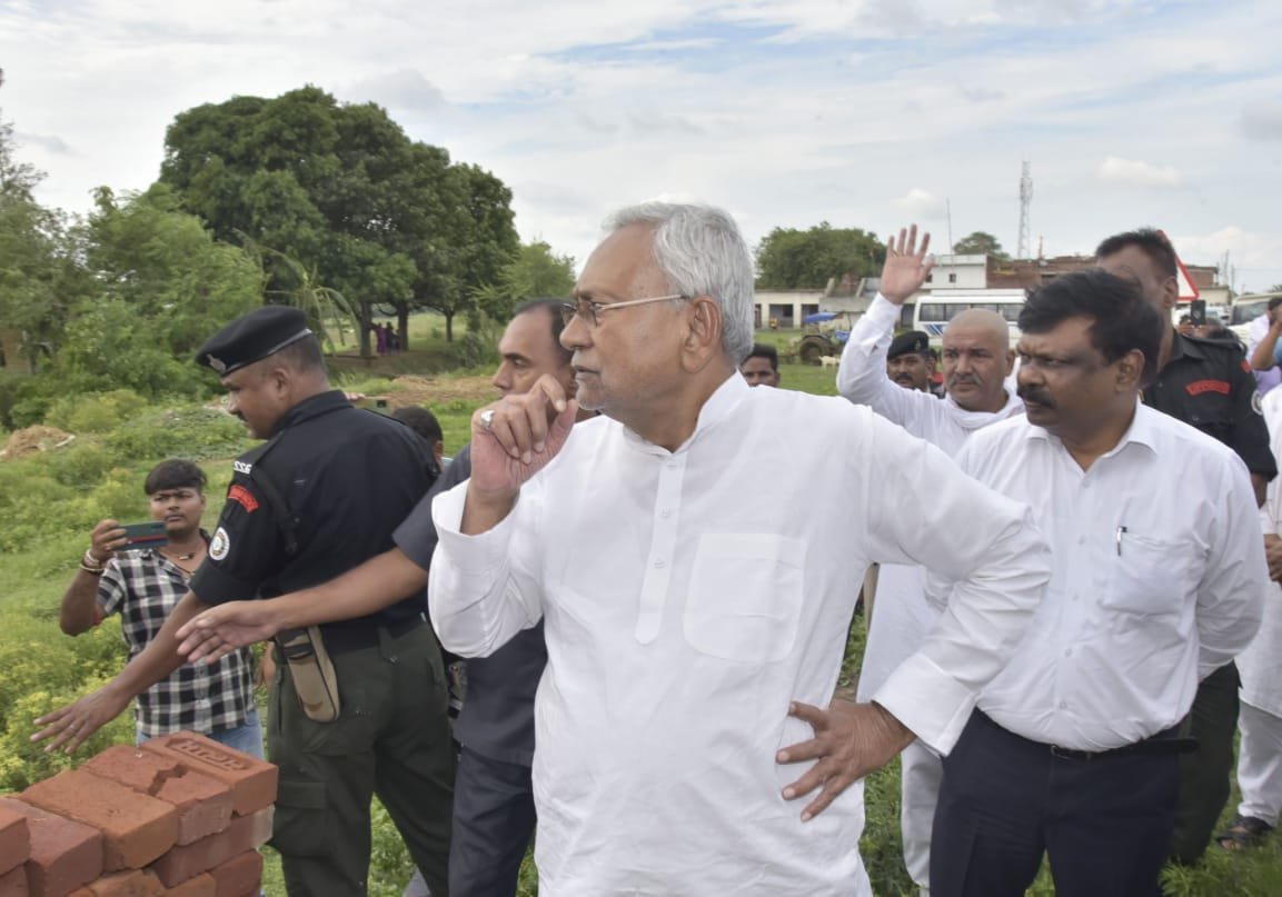 ANI's tweet photo. Bihar CM Nitish Kumar visited areas facing drought situation in Nalanda, Sheikhpura, Jamui and Lakhisarai districts and gave necessary instructions to officials: CMO https://t.co/xvtmrsaxZk
