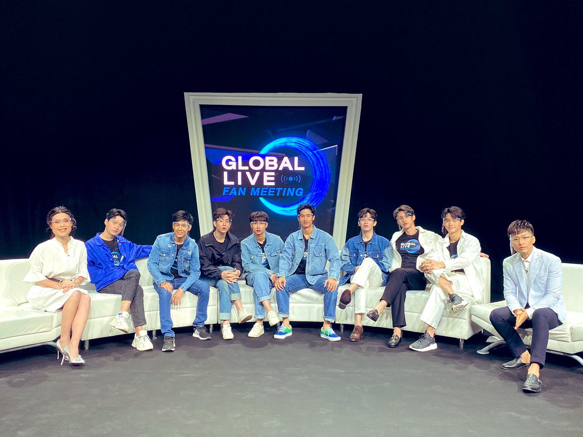thai_7m's tweet photo. #LOLFanFest2022 全員デニムで統一した衣装の既視感の正体、#GlobalFM 発表のときのコレだ…！ https://t.co/zuGYUNb8Fj