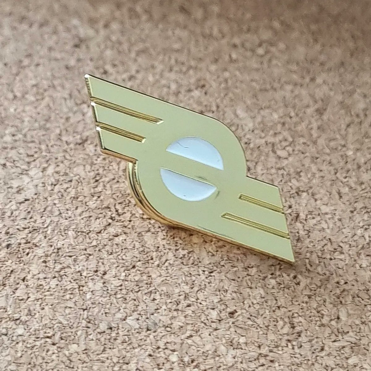 25mm enamel pin, flying snail design modelled from Dublin United Transport Company (DUTC) era. dublinarchive.bigcartel.com/product/flying…
