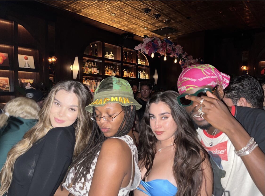 HAILEE STEINFELD AND LAUREN JAUREGUI THATS THE TWEET.