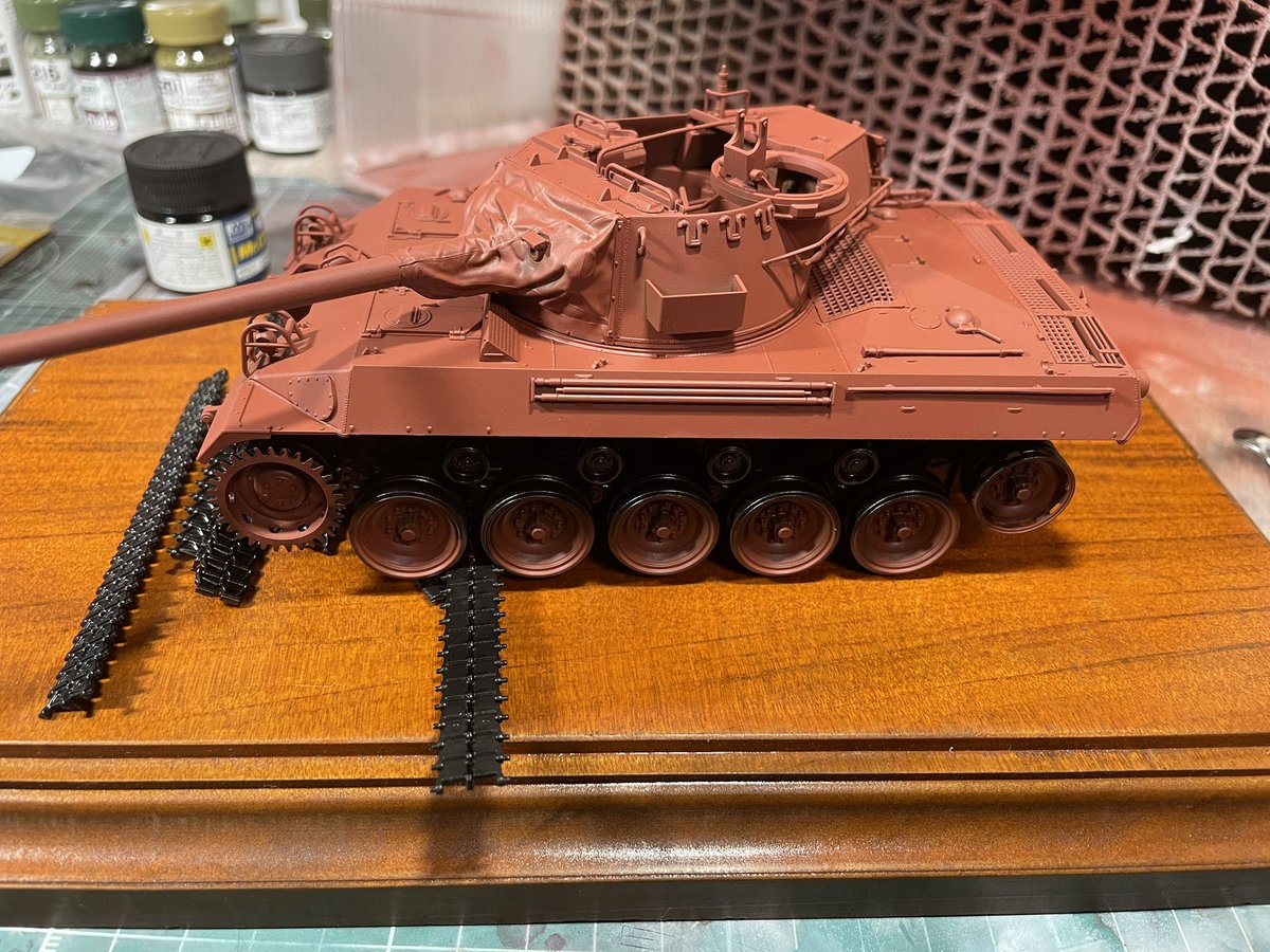 初めての戦車模型。組んでしまってから塗装しようと思ったけど、やっぱり部分的にあらかじめ塗装するべきでした…