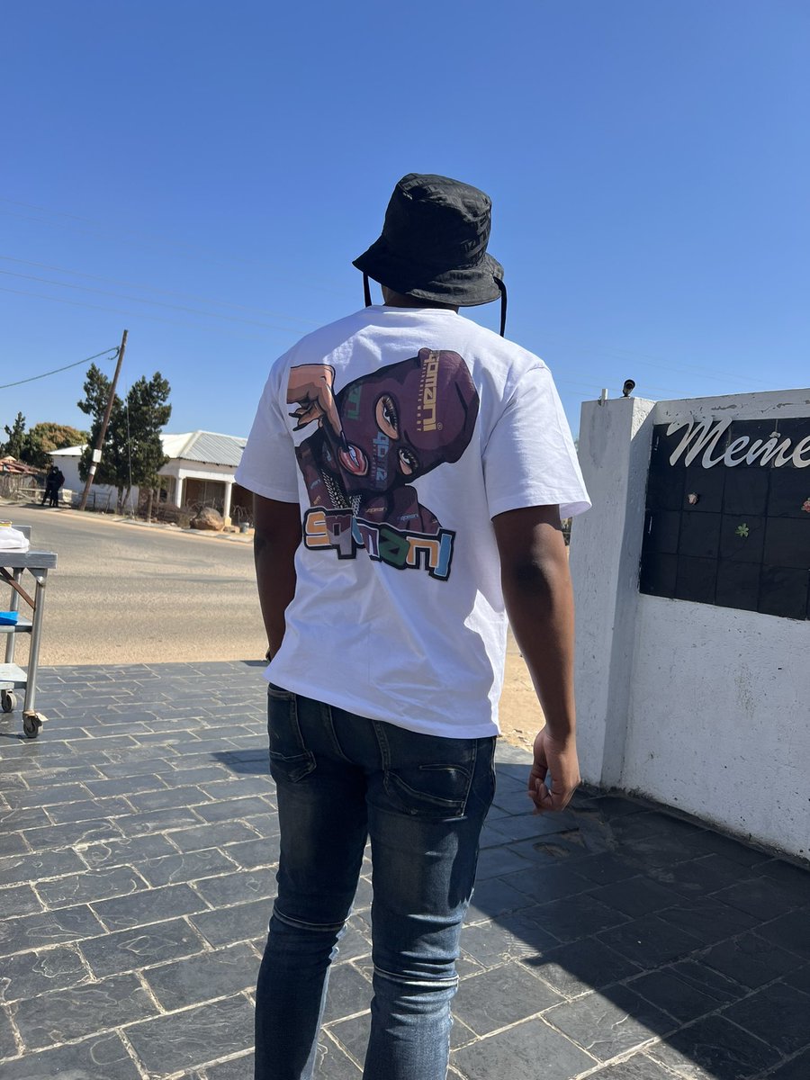 fanzito_sq's tweet photo. Crush: There’s something about a guy in a oversize white T-shirt 

Me: 👇🏾👇🏾👇🏾 😂 https://t.co/j11ExLHeqx