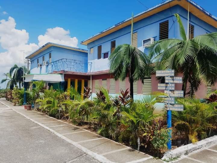 MincinCuba's tweet photo. Realizó la Dirección de Desarrollo Técnico del #Gecomss visita de control y ayuda al Sistema de Alojamiento en #SanctiSpiritus. Como parte de las acciones del perfeccionamiento del comercio y la presente Etapa Estival.
 #verano2022
 #CubaViveYTrabaja #ComercioCuba #SomosComercio https://t.co/uIiJZJx922