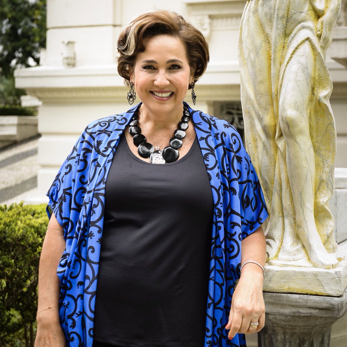 HugoGloss's tweet photo. Poxa, que tristeza... A atriz Claudia Jimenez faleceu neste sábado (20), aos 63 anos. De acordo com o g1, a artista estava internada num hospital no Rio de Janeiro, mas a causa do óbito não foi divulgada. Ao longo de sua brilhante carreira, + (📸: Globo/Ramón Vasconcelos) https://t.co/0n9Czu8zQA