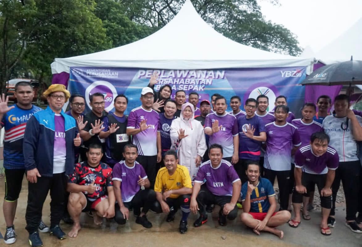 PBMRasmi's tweet photo. 20/8/2022 - Jelajah #JomReset Bersama IBM YB Datuk Hajah Zuraida Kamaruddin di Ampang diakhiri dengan perlawanan bolasepak (dalam hujan lebat). #BangsaMalaysia #ampangpower https://t.co/JPD6QAXj8U