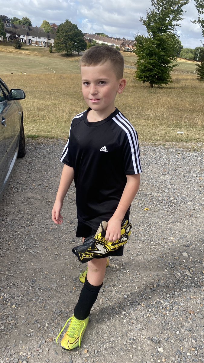 OTheyoungwall's tweet photo. Fantastic morning #footballtraining with #hemelaces #lions 

#fitness #goalkeeper #goalie #football #keeper #uk #younggoalkeeper #safehands #grassrootsfootball #goalkeepergloves https://t.co/AgyLYtbpAc