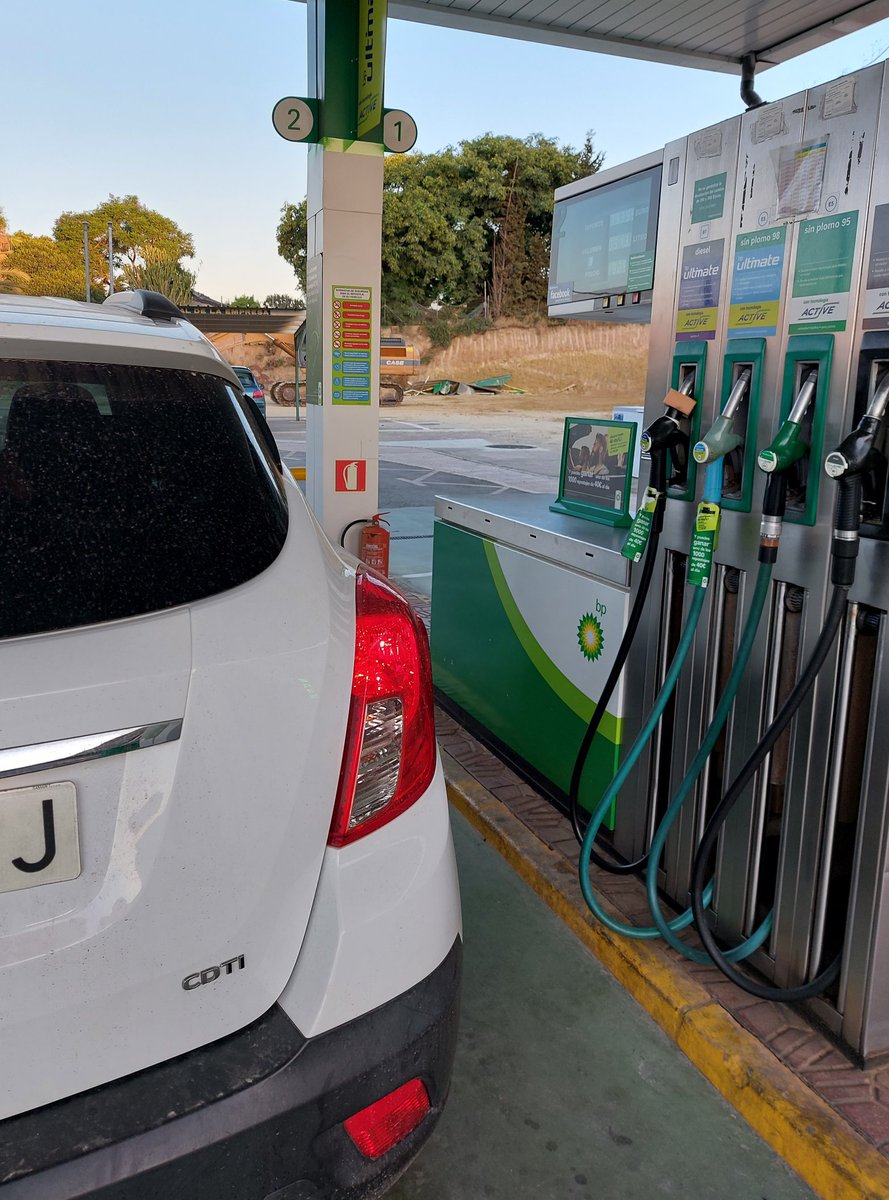 JPedroHurtado's tweet photo. Otro año más en la carretera. Por delante miles de kilómetros. Cambian rivales, ciudades...pero no las buenas costumbres. La máquina hay que cuidarla con combustible de garantía. @Antolin99 @GasCartago Huesca, primera parada @FCCartagena_efs Mañana te lo cuento @ORMdeportes https://t.co/dscH0QPNYl