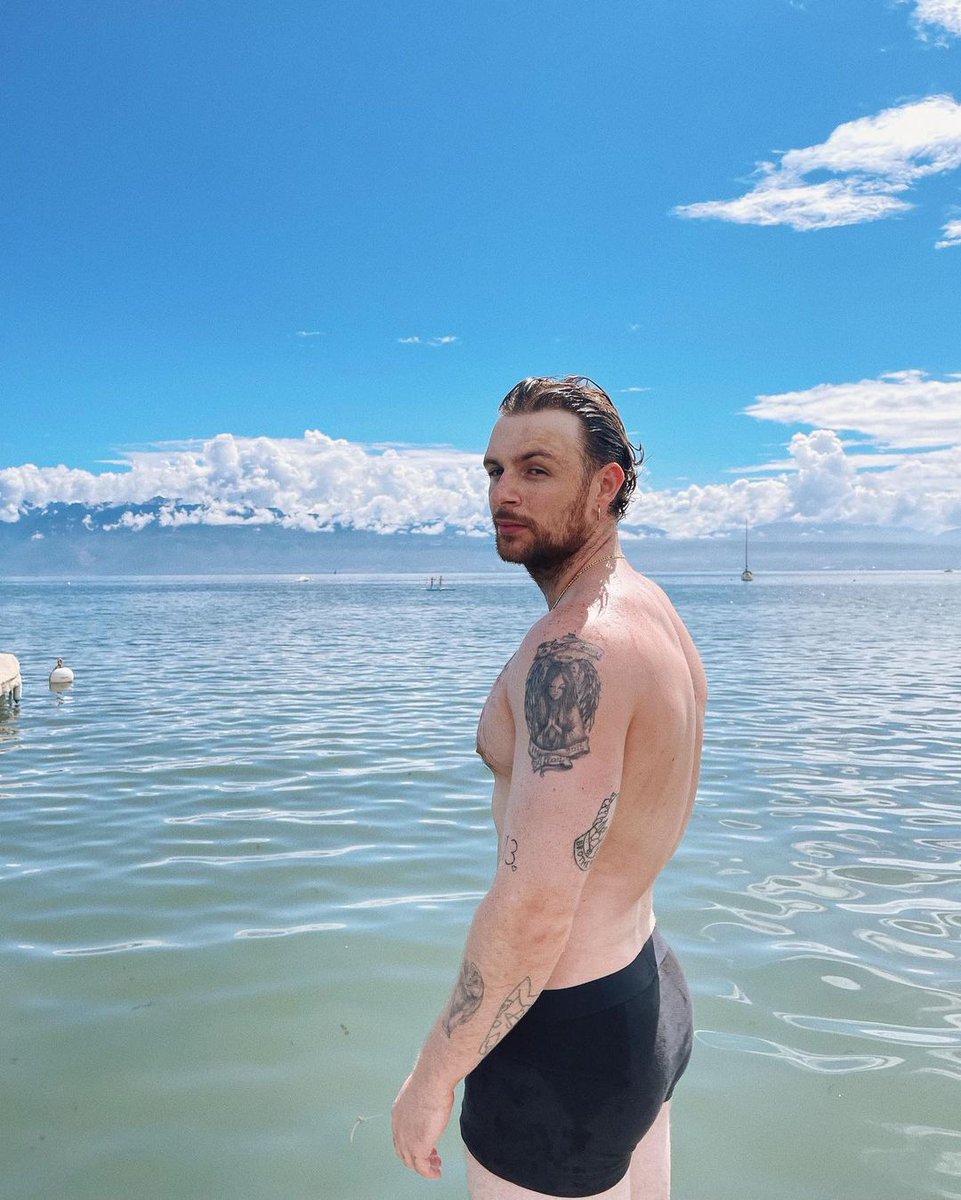 Tom_Grennan's tweet photo. You bring your swimmers? No… Me Geneva 🤷🏻‍♂️ https://t.co/SL72GCRn2D