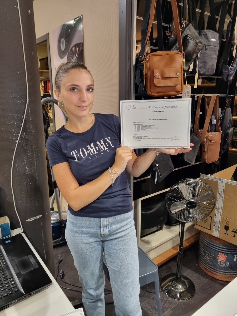 BerquerPhilippe's tweet photo. Bravo à Elodie, boutique de Dieppe, pour sa mention satisfaisante à la formation : les articles de maroquinerie délivrée par le CTC #Maroquinerie #Dieppe #Cuir #formation #MyCTC #Vente #Distribution #PetitCommerce #PetitsCommerces #Savoir #SavoirFaire #CTC https://t.co/1osMSipUp8