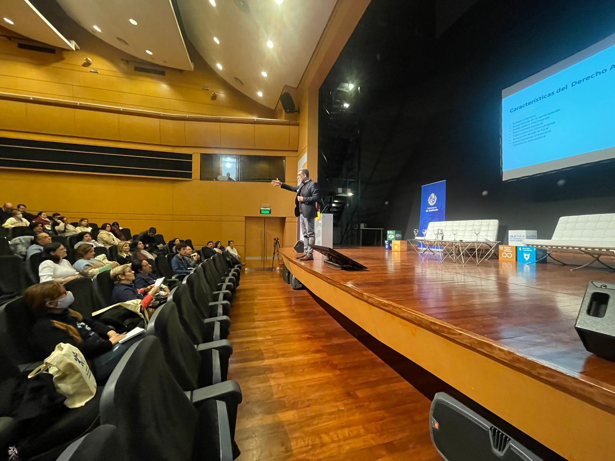 MAmbienteuy's tweet image. "Lo que diferencia a las normas ambientales de las otras es el interés colectivo y la prevención. Buscan evitar que se produzcan los problemas ambientales", explicó Cousillas.