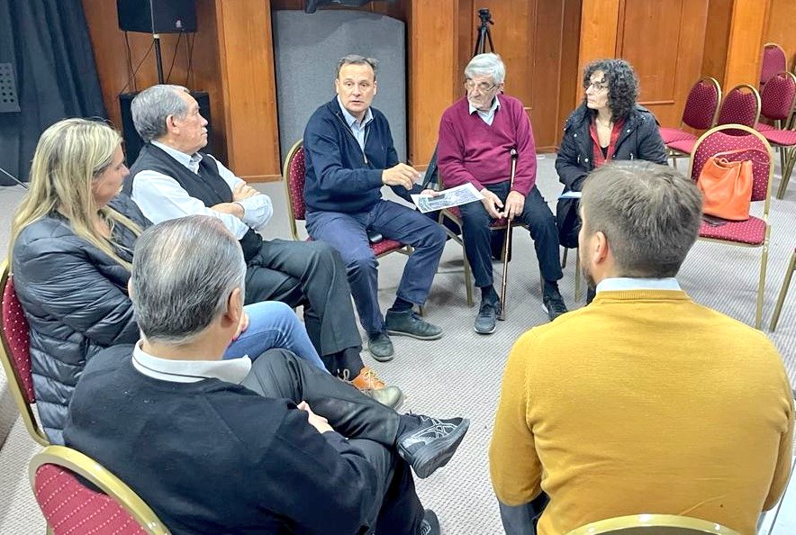 leandroespitw's tweet photo. Nos reunimos con la Asociación Hotelera y Gastronómica y la Cámara de Comercio de Tw para reafirmar la postura en defensa de las tierras de la Laguna para los Trelewenses. Creemos que este espacio público debe seguir siendo  destinado al uso recreativo, cultural  y turístico. https://t.co/doS8LfLYoM