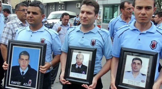 TVAdalet's tweet photo. 20 Ağustos 2012 günü Gaziantep'te terör örgütü pkk'nın saldırısı sonucu;
İnfaz ve Koruma Başmemuru
#SafiCanbaş
İnfaz ve Koruma Memuru
#İsmailDaler
#DavutAzak şehit olmuştu.
Bu acı olayın yıl dönümünde, şehadet şerbetini içen memur arkadaşlarımızı rahmetle anıyoruz. 🇹🇷 https://t.co/ZfulfhEvUg