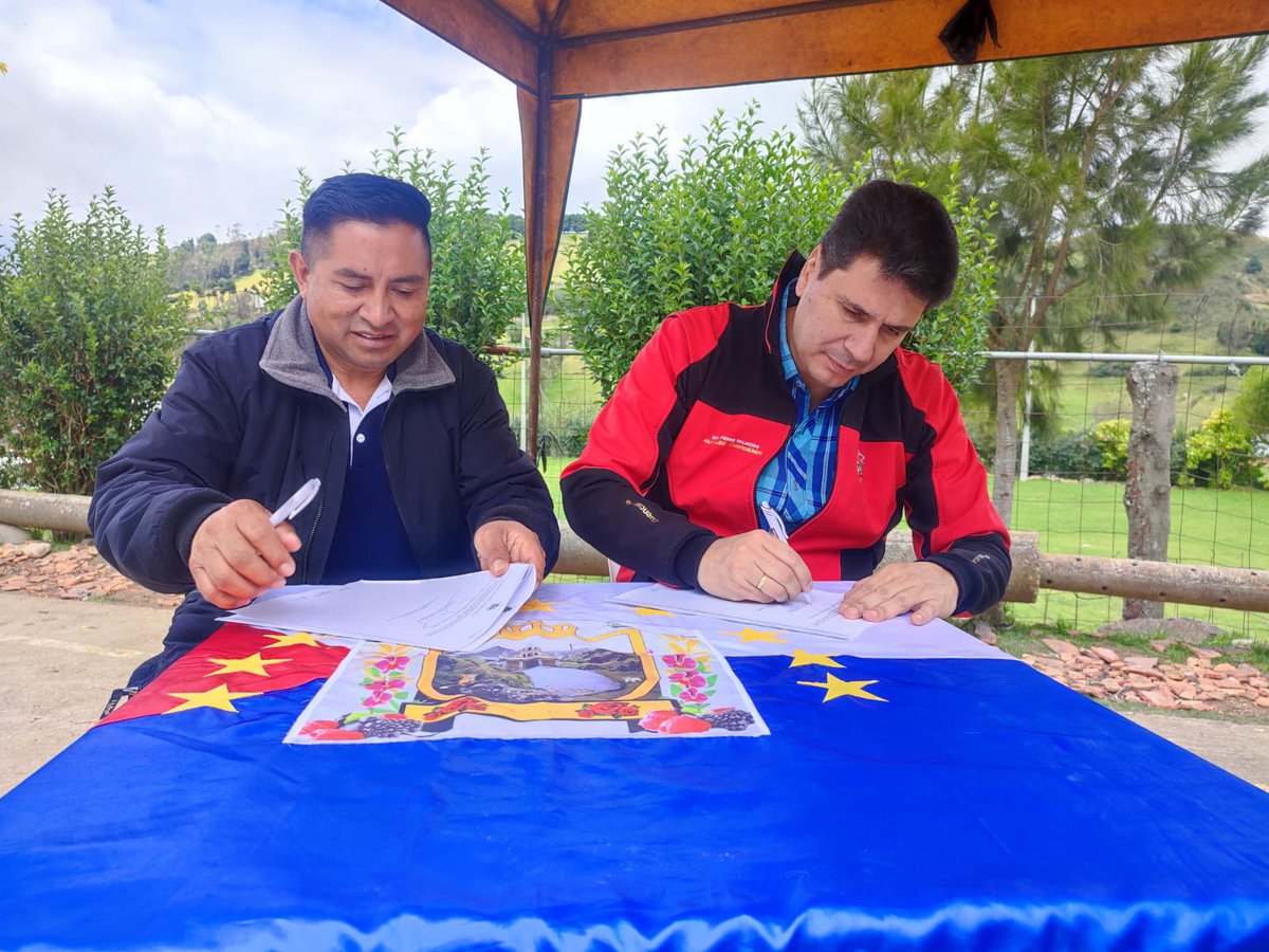 RadioCiudad1017's tweet photo. #Cuenca | Alcalde @pedropalaciosu, junto al presidente del GAD Parroquial de Tarqui @TarquiGAD, hace la entrega de materiales para el recapeo de la cancha y construcción de muros en Tutupali y barrios de la comunidad, de la parroquia.
#CuencaUnida https://t.co/bxmHwdylp8