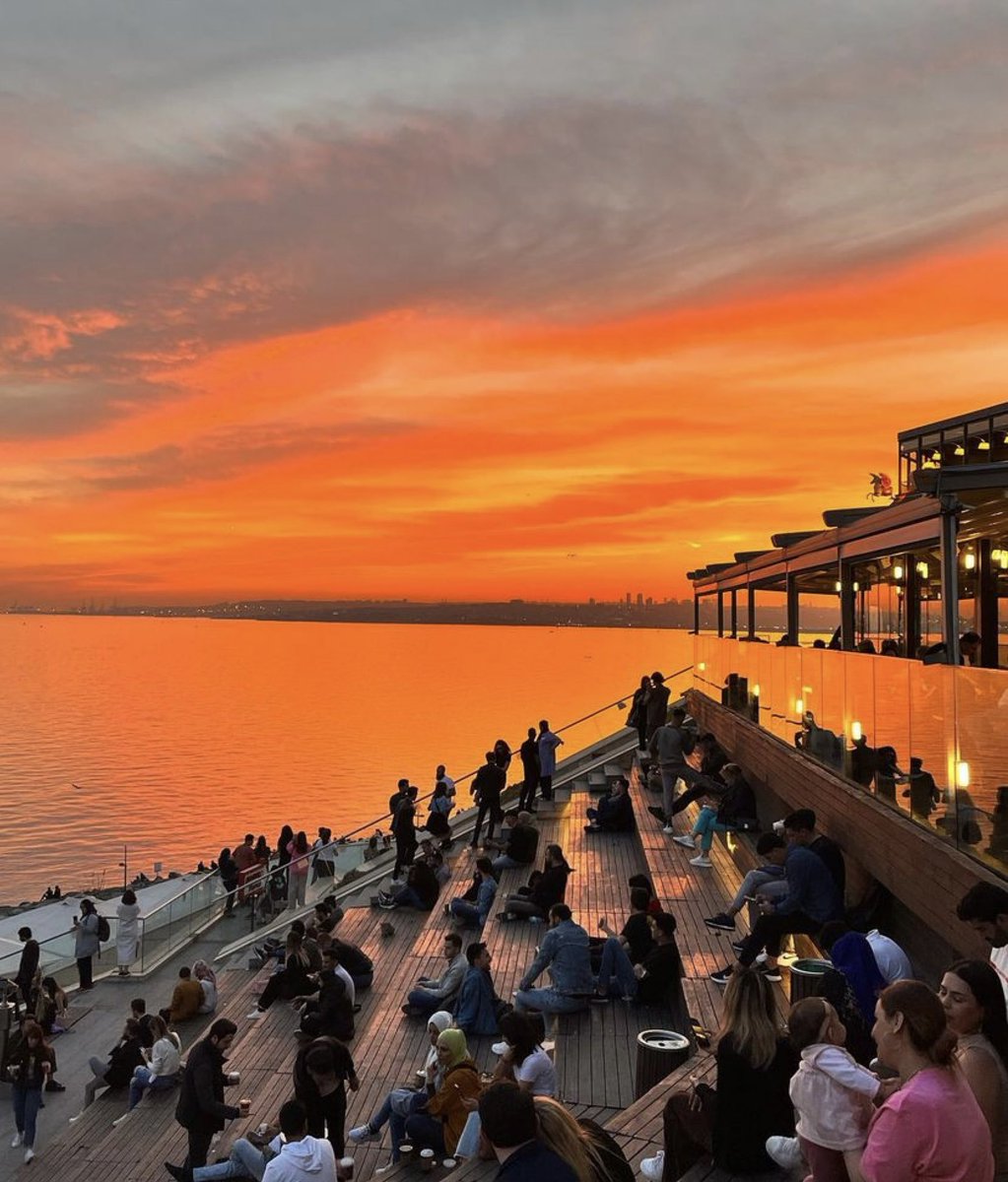 Oturduğun masada aşktan konu açılacak, ve sen o masada kimsenin senin kadar sevilmediğini fark edeceksin. Sevilmek insanı üzer mi? seni üzecek.