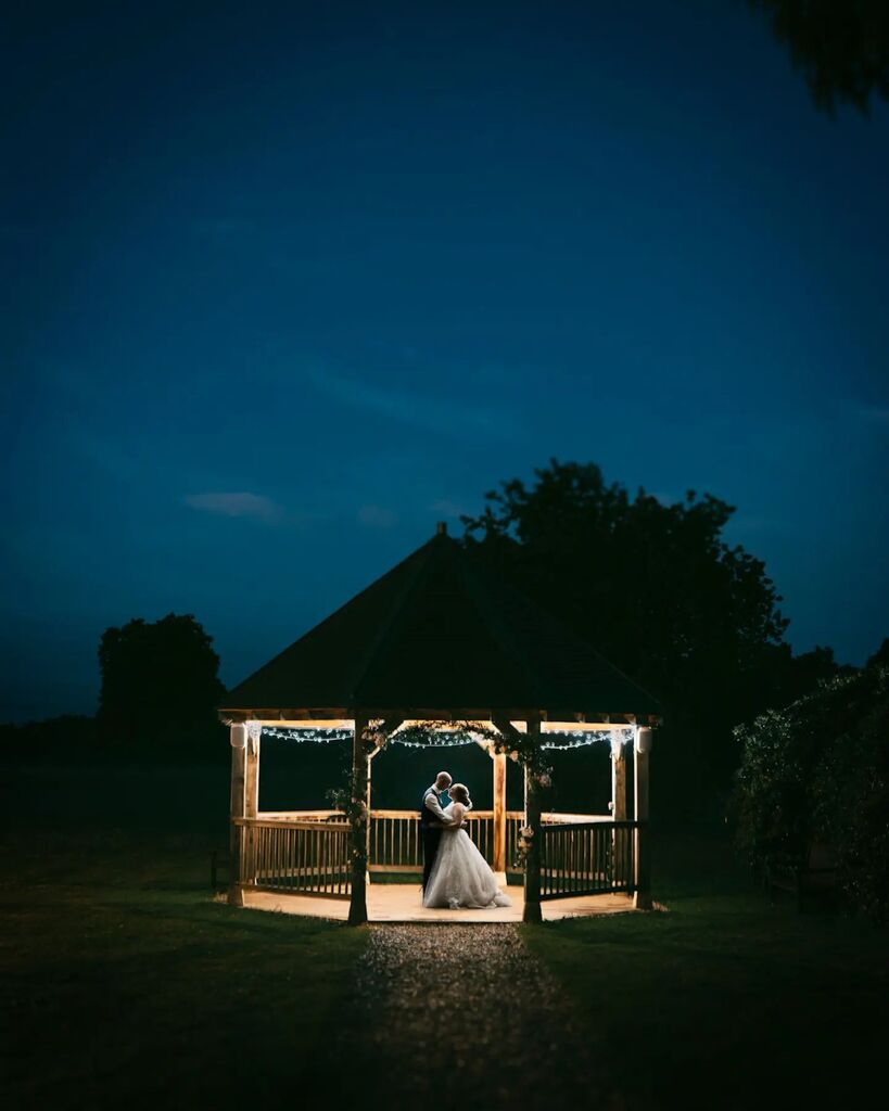 tcullenphoto's tweet photo. Taking a moment to capture some evening shots on your wedding day can create stunning images 📷
I love this pic at Chilston Park which shows off our beautiful bride's incredible dress from Alta Costura Bridal 👰
#kentweddingvenue #kentbride #kentweddingphotographer #chilstonp… https://t.co/IU7tF5qSOY