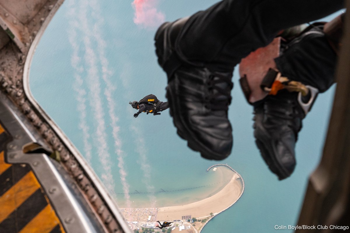 Well, that was one of the books. Here are a few quick favorites of the @ArmyGK jumping over Lake Michigan and onto North Avenue Beach, accompanied with the @RedBull team to kick off the #ChiAirAndWater Show this morning! 8/20/22 Chicago, Ill. #OnAssignment for @BlockClubCHI