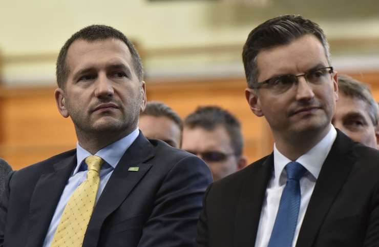 Demokracija1's tweet photo. Pravo razsulo na Šarčevem ministrstvu: tri dni po kibernetskem napadu spletni portal #SOS112, ki beleži izredne dogodke, še vedno ne deluje, operaterji morajo dogodke zapisovati na #papir! https://t.co/TsGdd6HjHN https://t.co/gGd4o1MuPN
