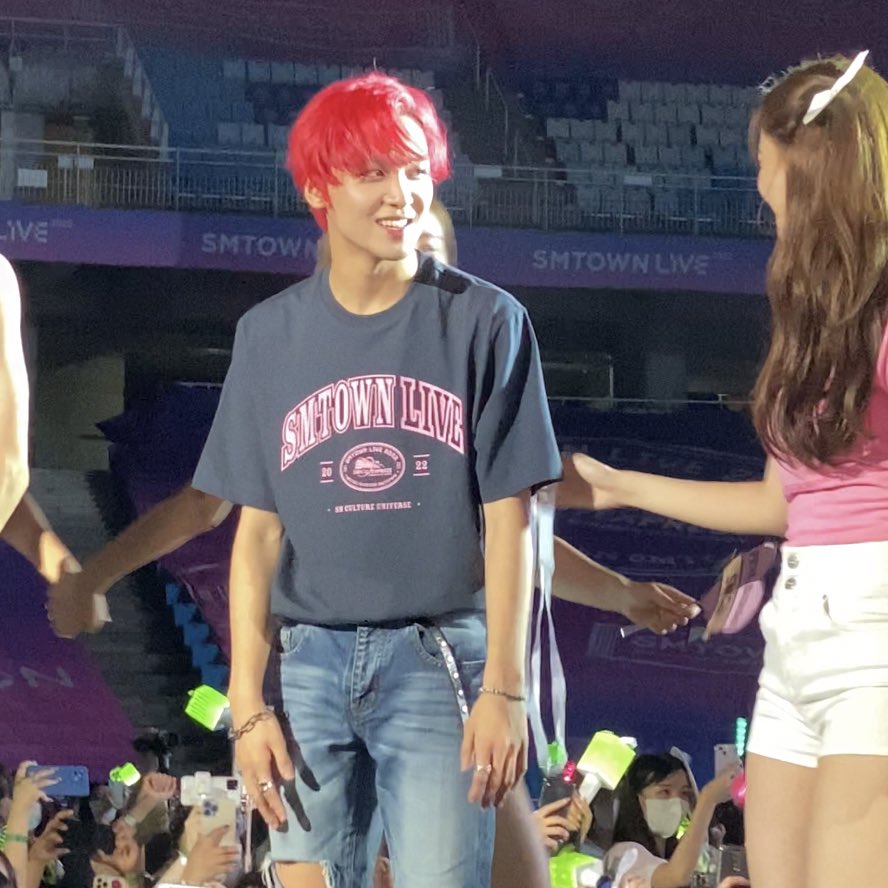 선배님한테 인사하고 부끄러운동혁야...