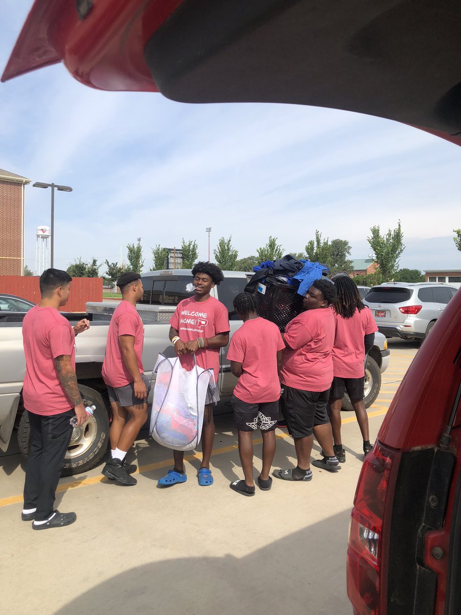 CoachCrichton's tweet photo. Our guys helping out during move in day!!! #Culture #WorldClass https://t.co/6NvbaWbvHb