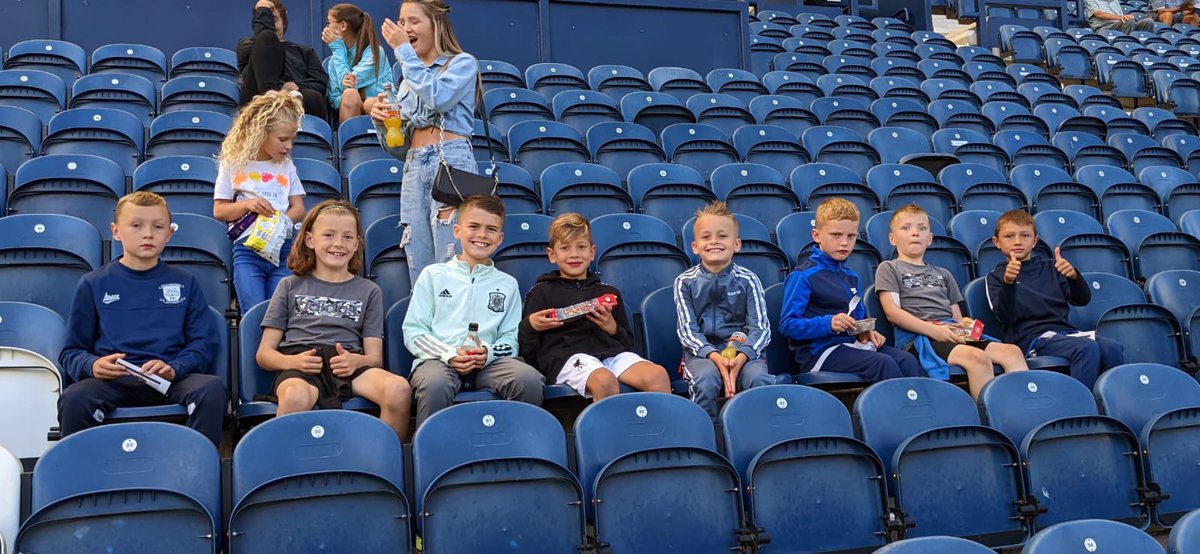 GeorgiaMayGill's tweet image. SRDC boys watching #PNE #srdc