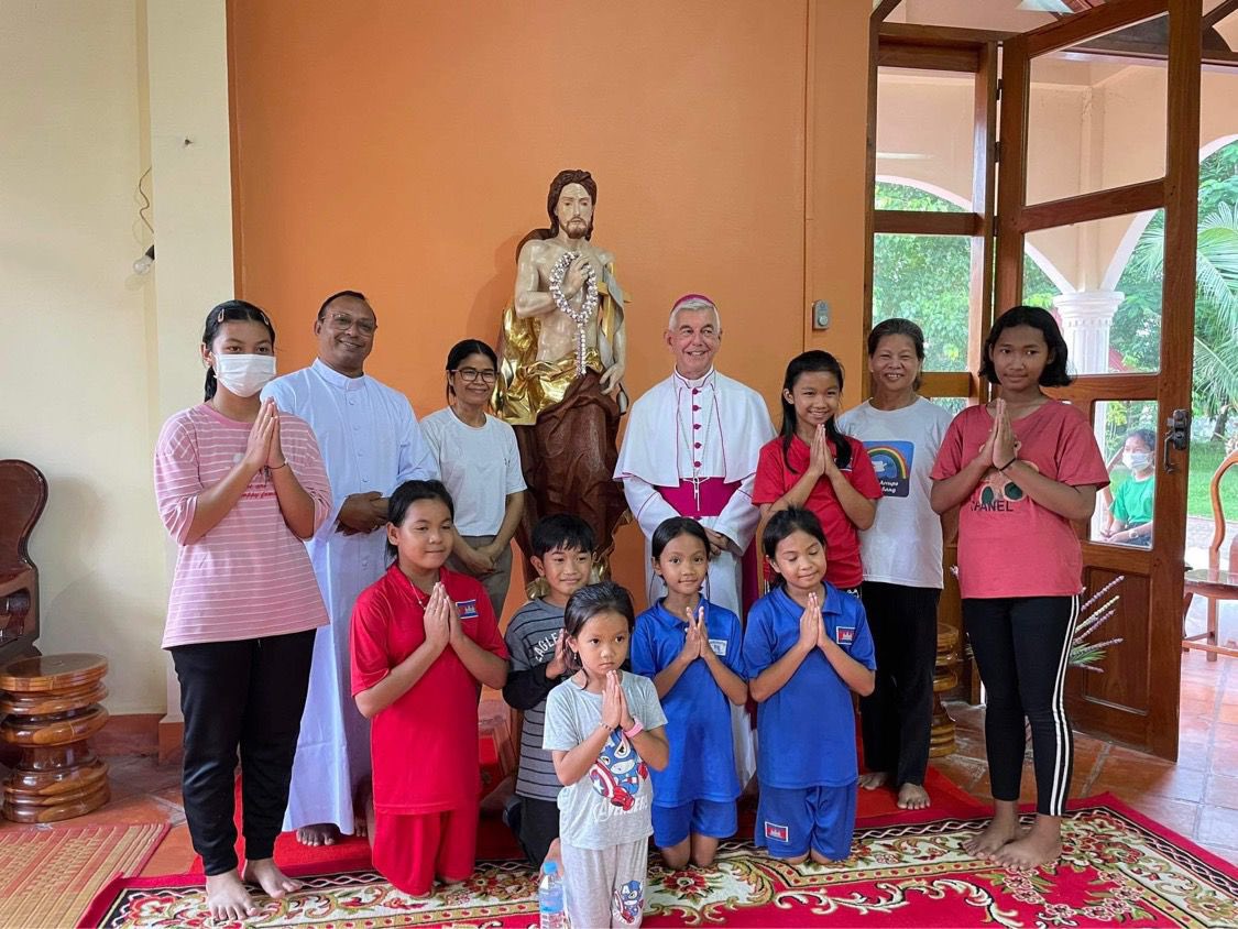 Hoy se ha expuesto al Culto en Battambang la talla del Santísimo Cristo Resucitado en una ceremonia oficiada por los sacerdotes Francesco (Francia), Manoj sj (India) y Kike Figaredo Sj. Momento histórico para #Málaga y sus #cofradiasmlg Muy pronto todos los detalles.