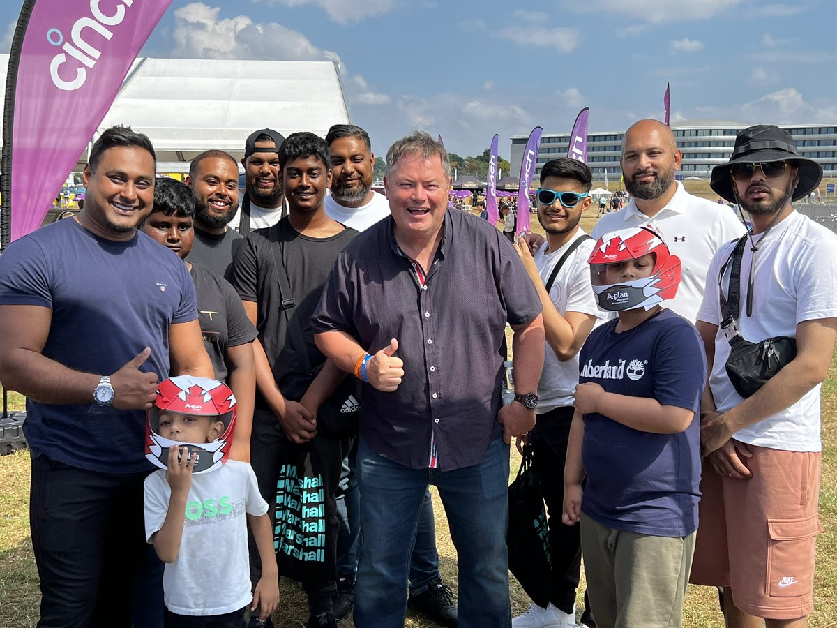 MrsMBrewer's tweet photo. Lovely day meeting all our amazing #wheelerdealers #fans @thebritishmotorshow canโt wait to do it all again tomorrow big #love from me & @mikebrewer ๐#cars #classiccars #fun #food #amazingday #amazingfans @cinchuk ๐xโค๏ธ https://t.co/3xumwTMyZv