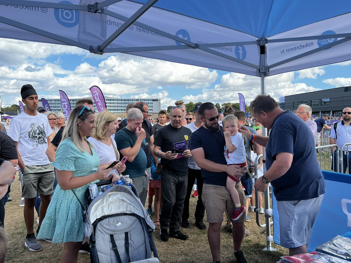 MrsMBrewer's tweet photo. Lovely day meeting all our amazing #wheelerdealers #fans @thebritishmotorshow canโt wait to do it all again tomorrow big #love from me & @mikebrewer ๐#cars #classiccars #fun #food #amazingday #amazingfans @cinchuk ๐xโค๏ธ https://t.co/3xumwTMyZv