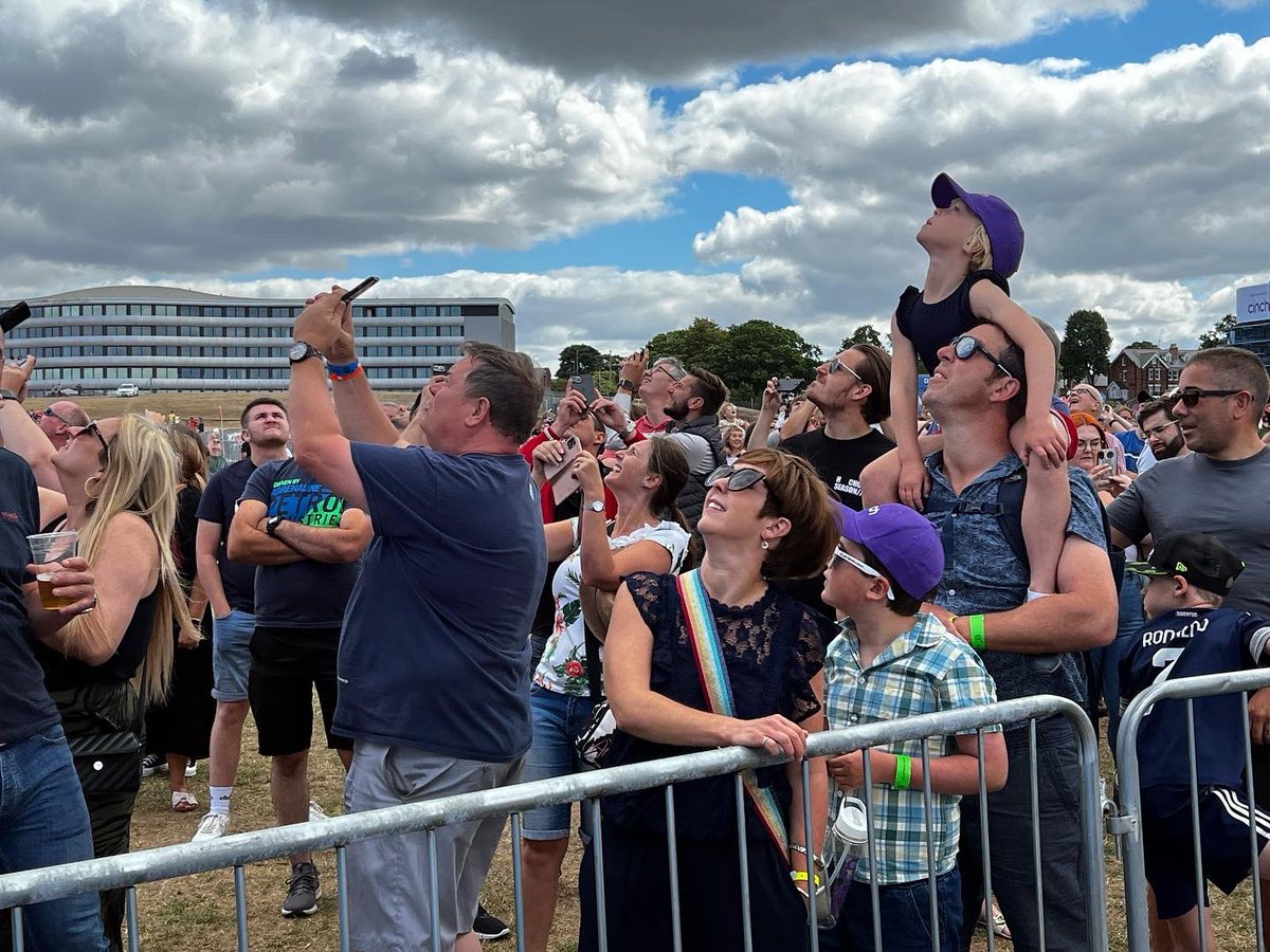MrsMBrewer's tweet photo. Lovely day meeting all our amazing #wheelerdealers #fans @thebritishmotorshow canโt wait to do it all again tomorrow big #love from me & @mikebrewer ๐#cars #classiccars #fun #food #amazingday #amazingfans @cinchuk ๐xโค๏ธ https://t.co/3xumwTMyZv