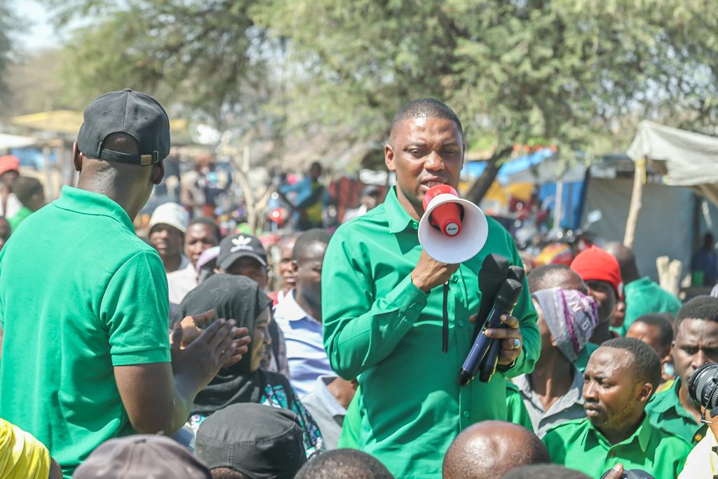 KongweTv's tweet photo. "Nachukua changamoto ya uhitaji wa jengo la kupumzika wanunuzi na wauzaji na nitaiwasilisha Wizara ya Mifugo na Uvuvi ambayo ndio msimamizi wa minada ya mifugo nchini Ili kuitatua changamoto hii hata kwa kutenga sehemu ya fedha wanazokusanya kila mnada unapofanyika"Shaka https://t.co/ftAlNMnYw2