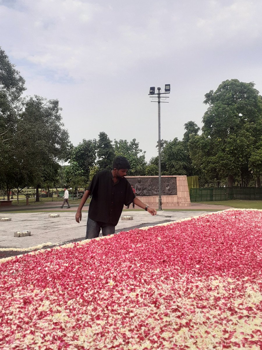 DivonAugustine's tweet photo. Paid floral tribute to Shri #RajivGandhi ji, on his 78th birth anniversary at Veer Bhumi, New Delhi. https://t.co/M0HeaEFsr1