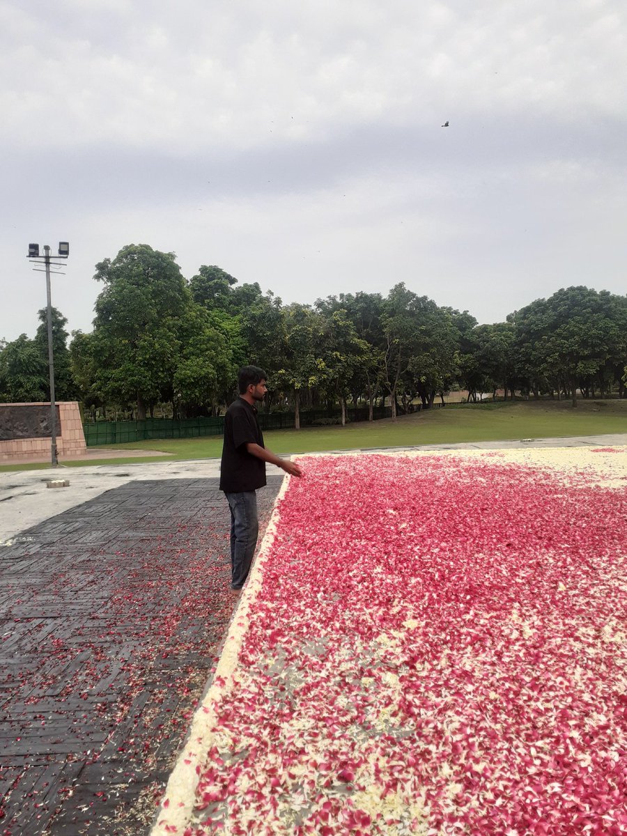 DivonAugustine's tweet photo. Paid floral tribute to Shri #RajivGandhi ji, on his 78th birth anniversary at Veer Bhumi, New Delhi. https://t.co/M0HeaEFsr1