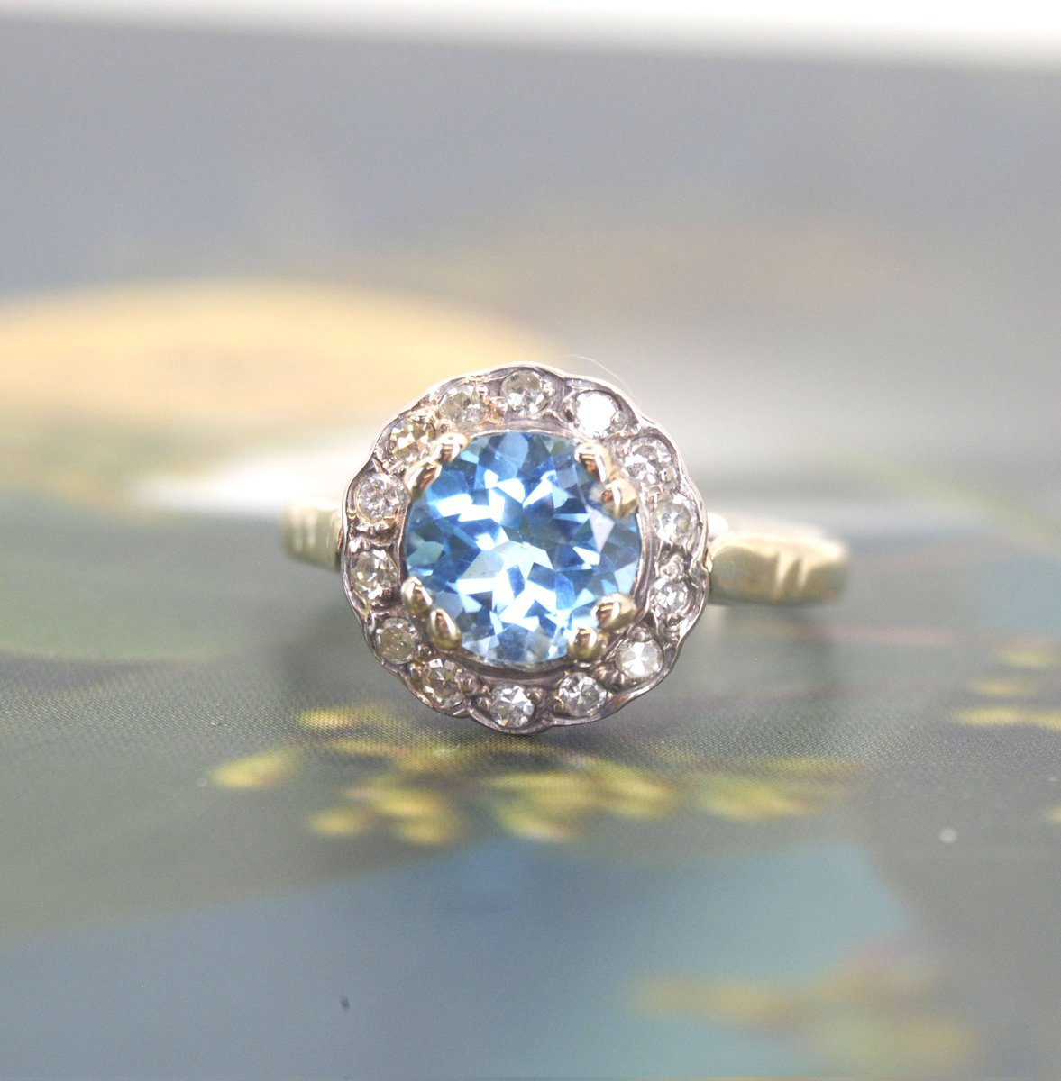 wim_geel's tweet photo. Deze ring is gerestaureerd uit een vintage ring die we hebben ingekocht.

De swiss blauwe Topaas (middensteen) is nieuw en ook de zetting waarin ie gezet is is nieuw.
In de rand zijn maar liefst 14 diamanten gezet.
Van deze unieke ring is er maar 1 te koop ! Weg = weg .. https://t.co/wTxMUqZXZw