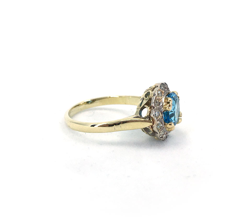 wim_geel's tweet photo. Deze ring is gerestaureerd uit een vintage ring die we hebben ingekocht.

De swiss blauwe Topaas (middensteen) is nieuw en ook de zetting waarin ie gezet is is nieuw.
In de rand zijn maar liefst 14 diamanten gezet.
Van deze unieke ring is er maar 1 te koop ! Weg = weg .. https://t.co/wTxMUqZXZw