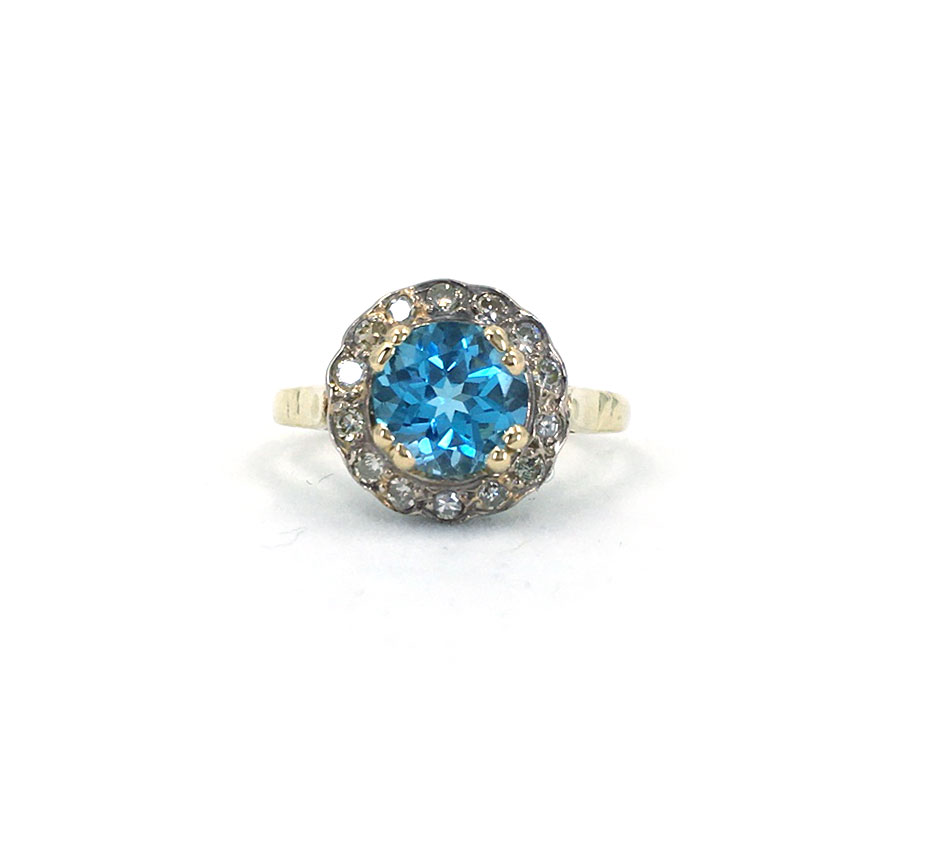 wim_geel's tweet photo. Deze ring is gerestaureerd uit een vintage ring die we hebben ingekocht.

De swiss blauwe Topaas (middensteen) is nieuw en ook de zetting waarin ie gezet is is nieuw.
In de rand zijn maar liefst 14 diamanten gezet.
Van deze unieke ring is er maar 1 te koop ! Weg = weg .. https://t.co/wTxMUqZXZw