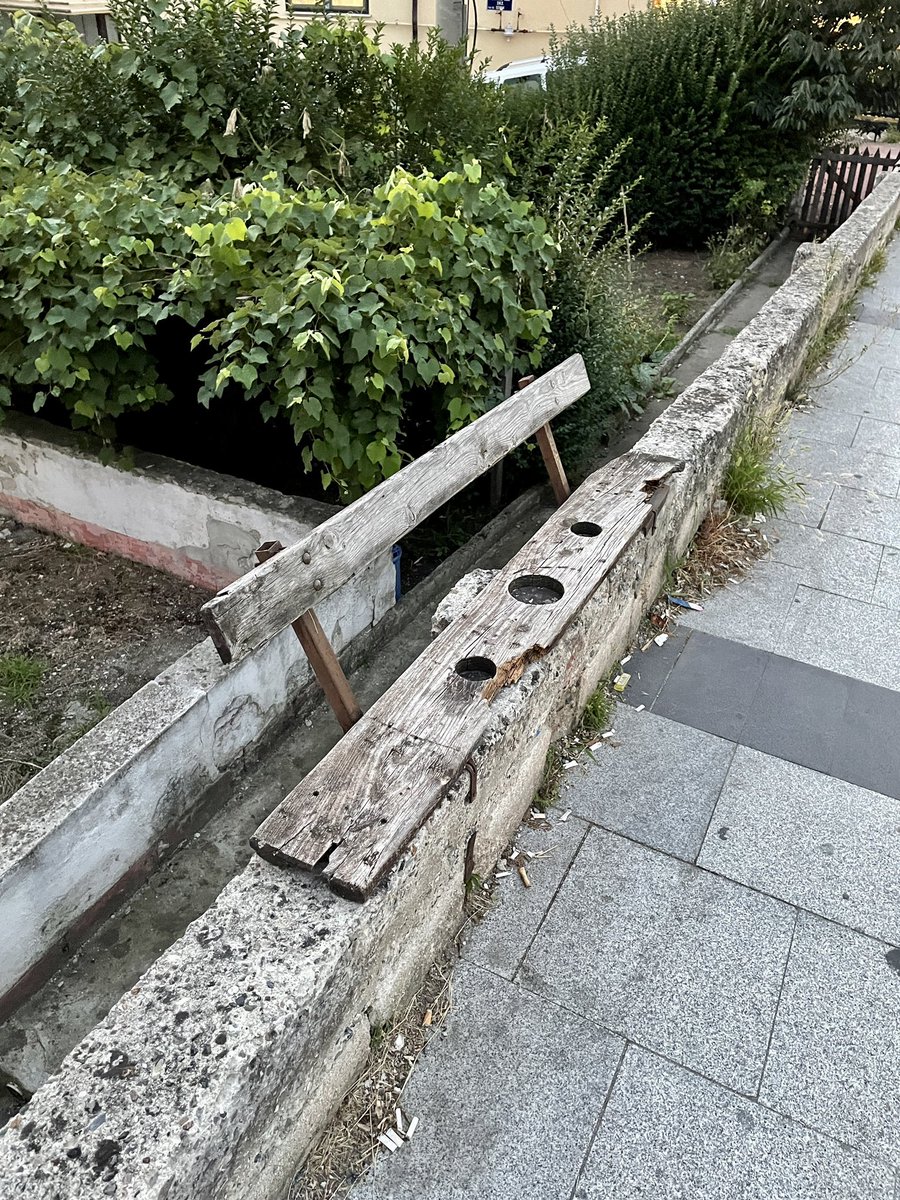 umutttkayaaa's tweet photo. dünyanın en yıkık bankı https://t.co/PcxVpCm3AO